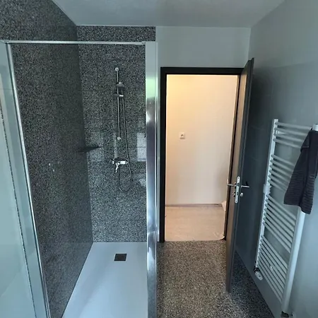 With Double Size Bed In Center 民宿 凯泽贝尔