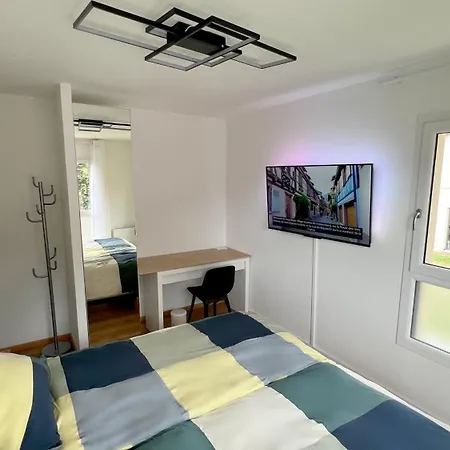 With Double Size Bed In Center * 凯泽贝尔