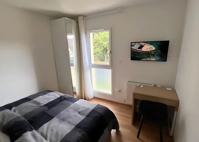 Homestay With Double Size Bed In Center *